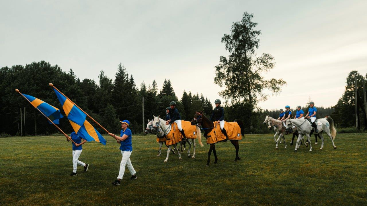 Nyblivna svenska mästarna eskorteras till prisutdelningen. 