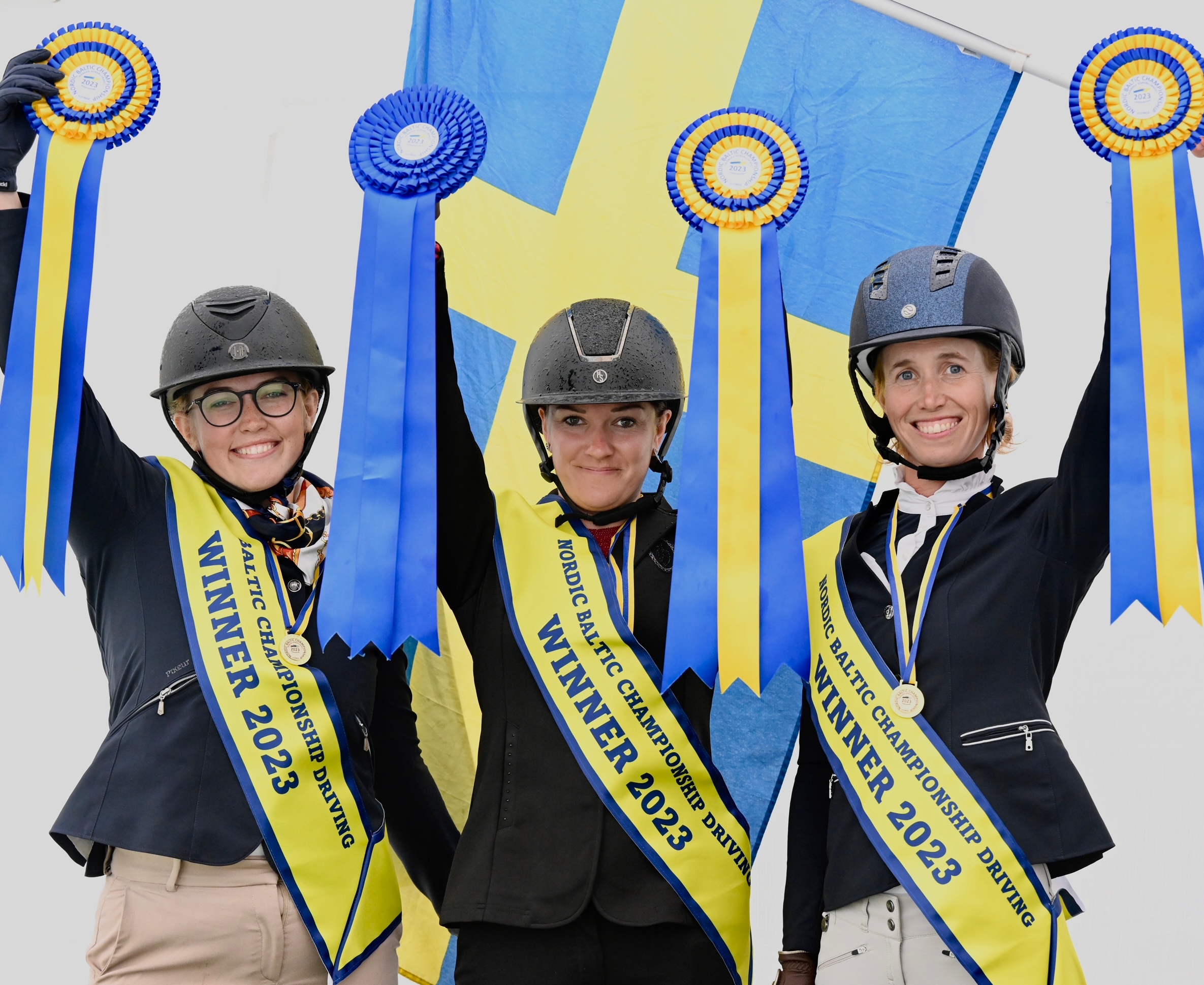Elise Strauss, Emma Gustavsson och Anna Racking och säkrade ett svenskt lag-guld vid NM i Sportkörning på Flyinge 2023.