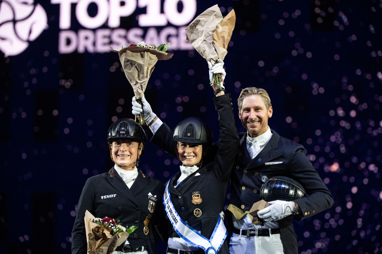 Palltrion i Lövsta Top 10 Dressage från vänster; tvåan Isabell Werth, vinaren Jessica von Bredow-Werndl och trean Patrik Kittel.
