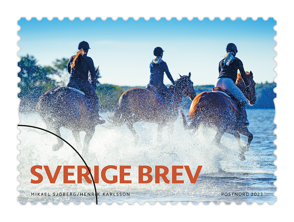 Från käpphäst till guldmedalj! Ridsporten och hopplagets framgångar hyllas med en serie frimärken från PostNord.  