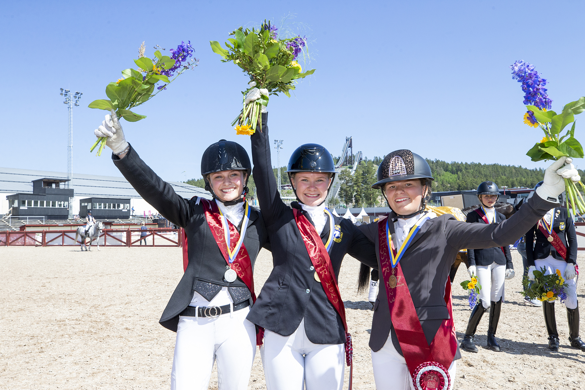 C-ponnymedaljörerna i dressyr Grupp 1 2023; guld Hanna Järvinder, silver Ebba Westholm, brons Lee Mikaelsson.