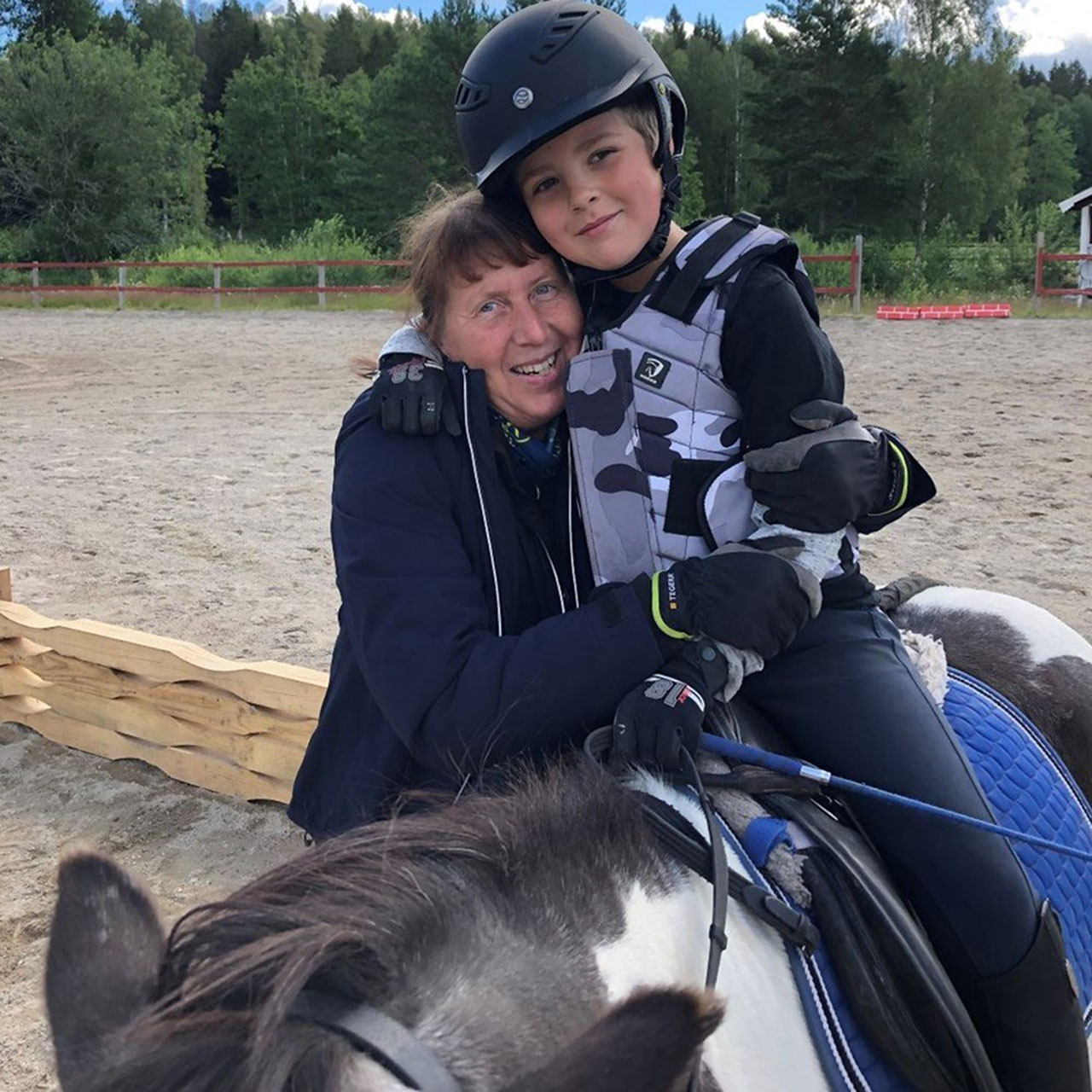 Att umgås med hästar skapar gemenskap för alla åldrar. Här Carina Flodström och William Kättström. 