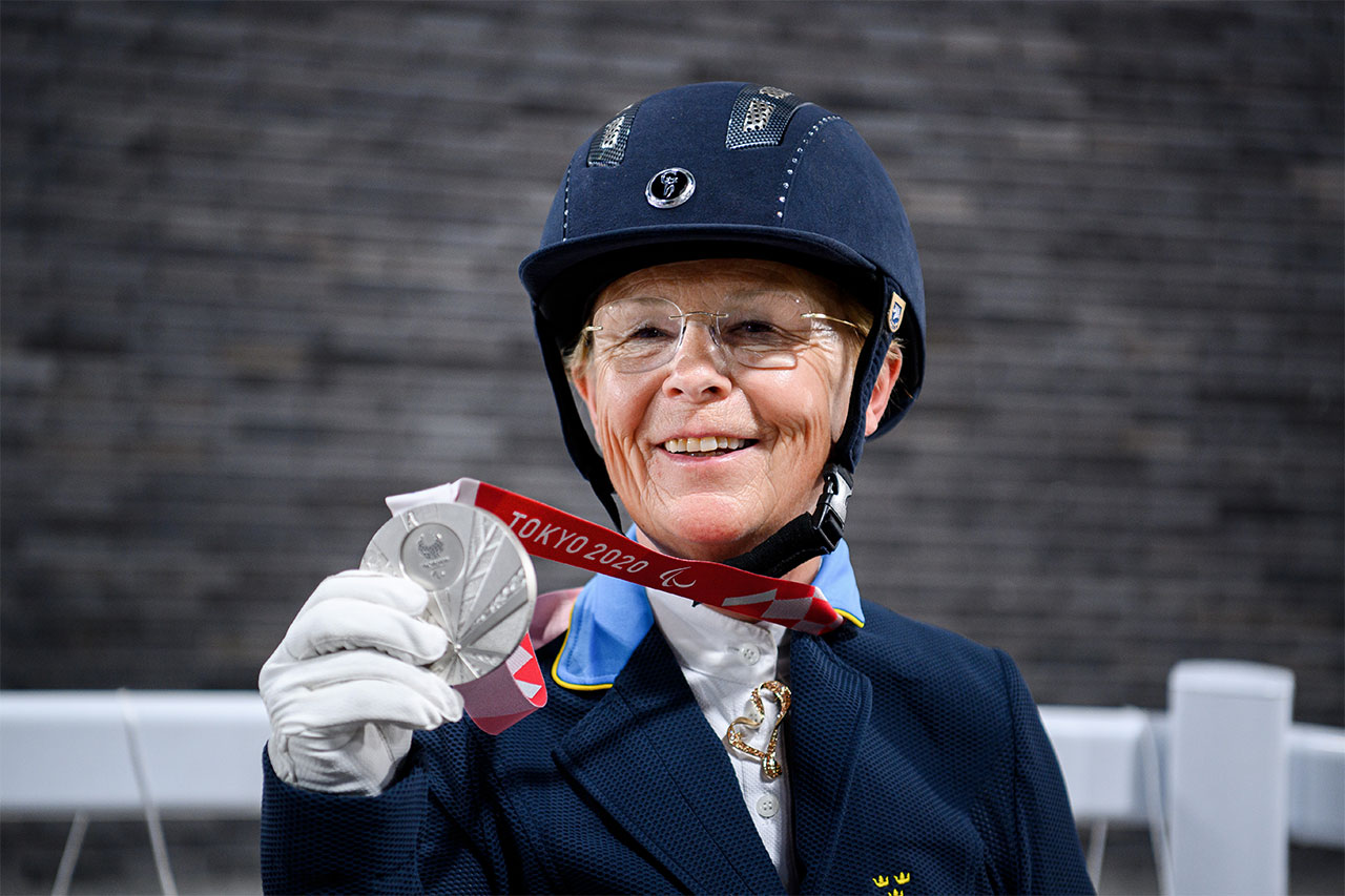 Louise Etzner Jakobsson poserar med sin silvermedalj från Paralympics Final Grade IV Kür, 2021 i Tokyo. 