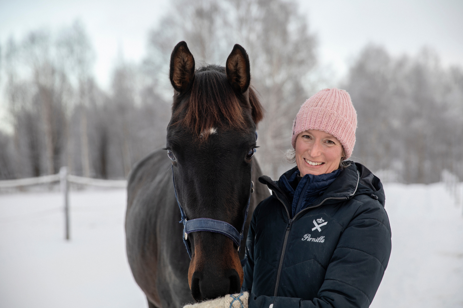 –Det är viktigt att vi tar hänsyn till hästarnas naturliga beteende och behov, då blir de också bättre i ridskolejobbet, säger Pernilla Eriksson, Årets ridlärare 2023. 