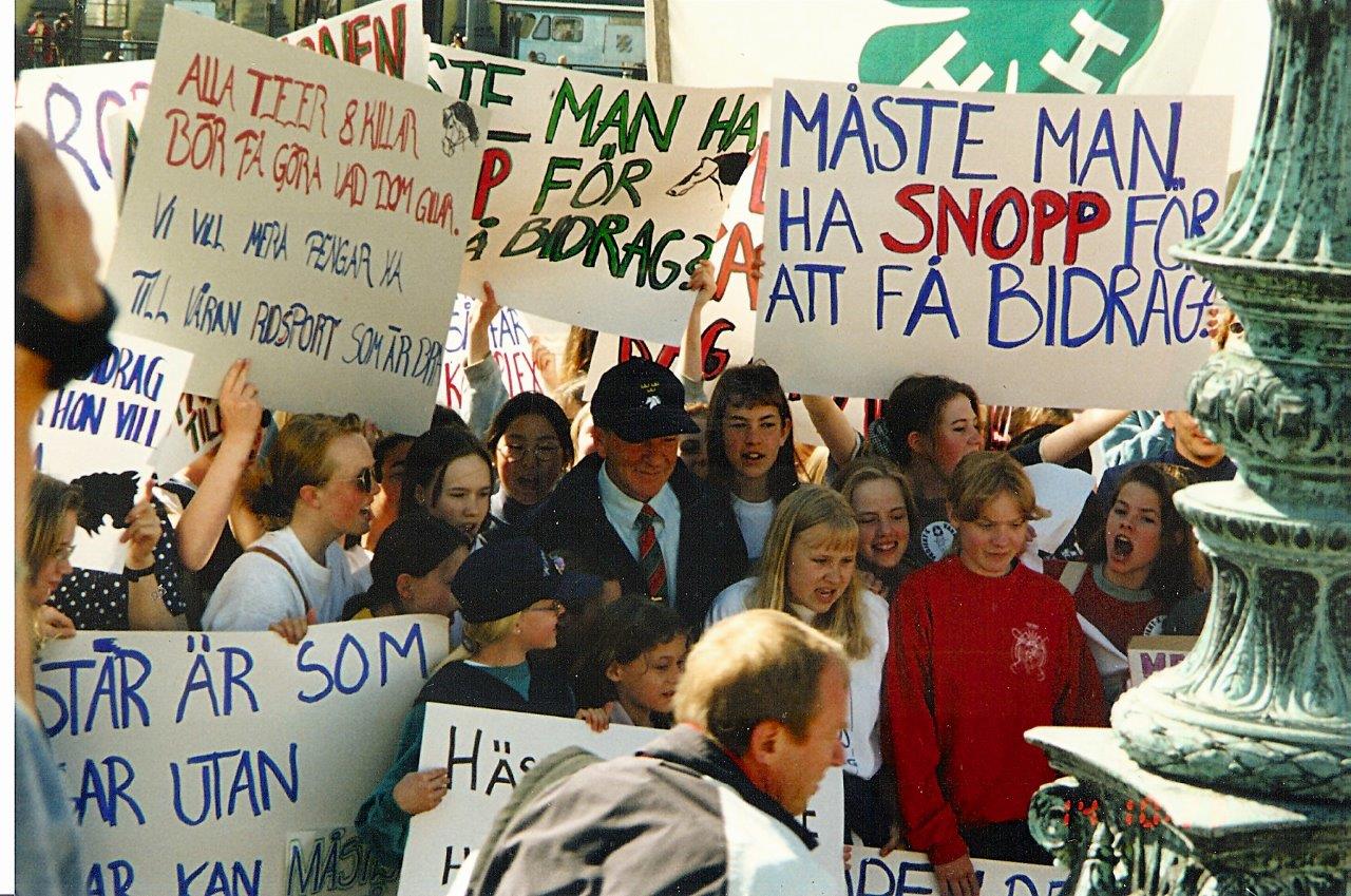 Projekt X var ett ungt initiativ för jämlikt idrottsstöd och för att stärka flickor i föreningslivet. Massor av studiecirklar satte fart på opinionsarbetet och en demonstration på Avenyn i Göteborg samlade 1300 personer.