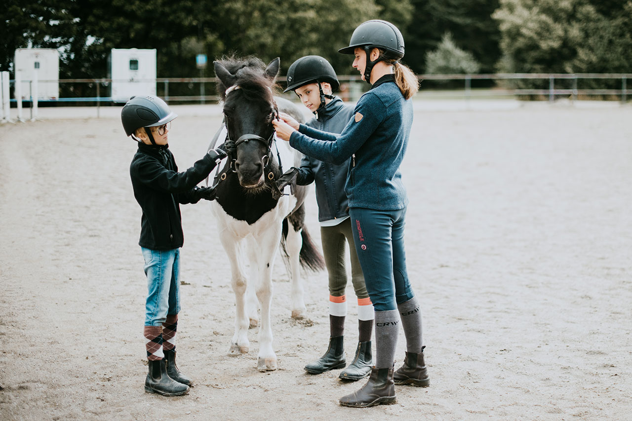 Trygga ledare – två barn tillsammans med en ledare och en häst.