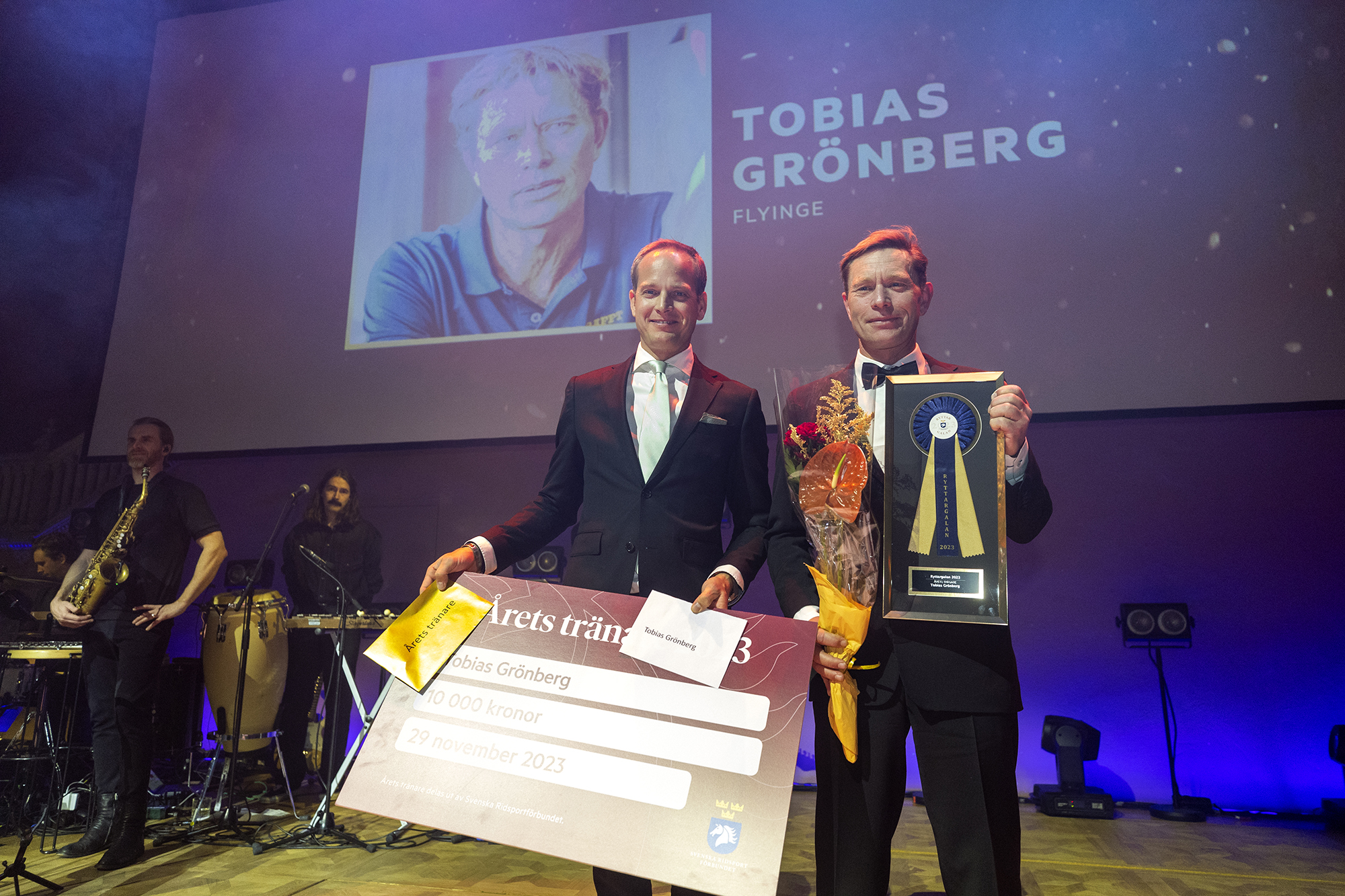 Tobias Grönberg tog emot utmärkelsen Årets Tränare av hoppningens förbundskapten Henrik Ankarcrona.