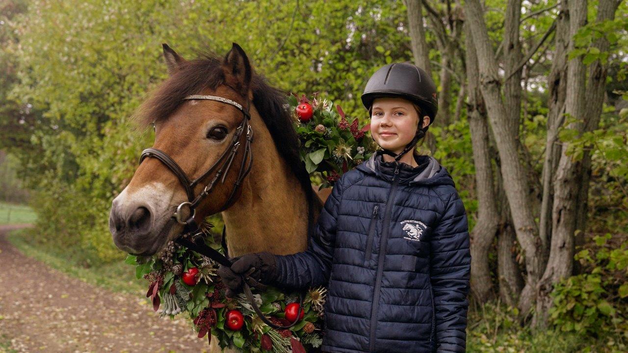 Isabella Josefsson och favorithästen Fonny som blev Årets Ridskolehäst 2023.