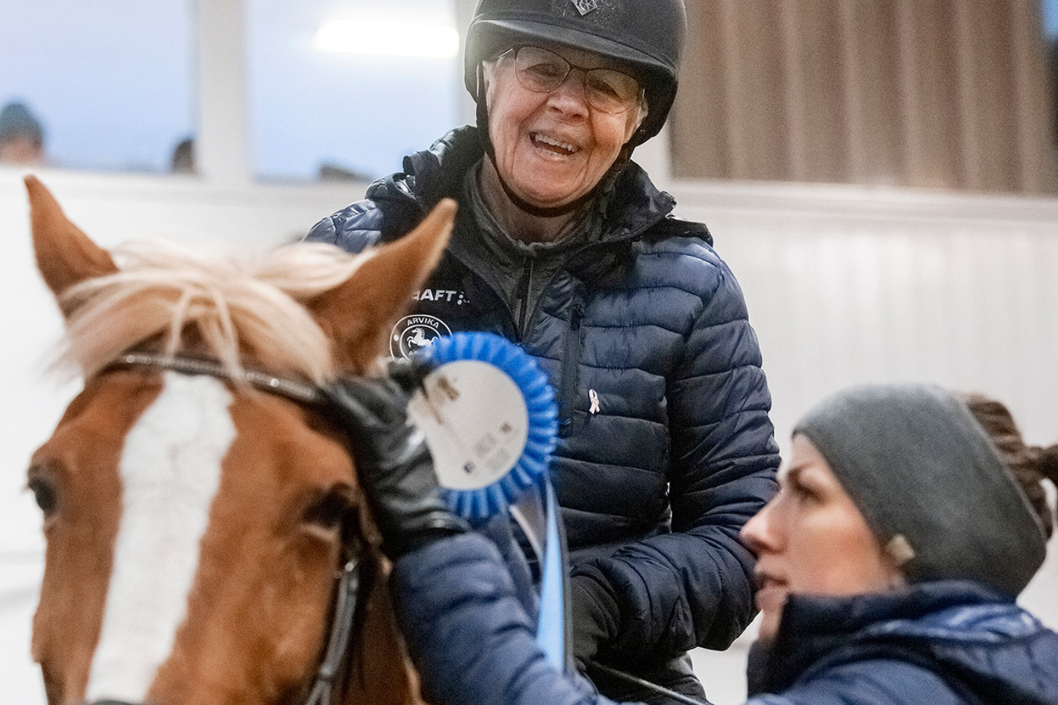 Cays-Marie Persson, 79, älskar ridningen och stunderna med hästarna hos Arvika Ridklubb. Ibland tävlar hon och vinner rosetter.