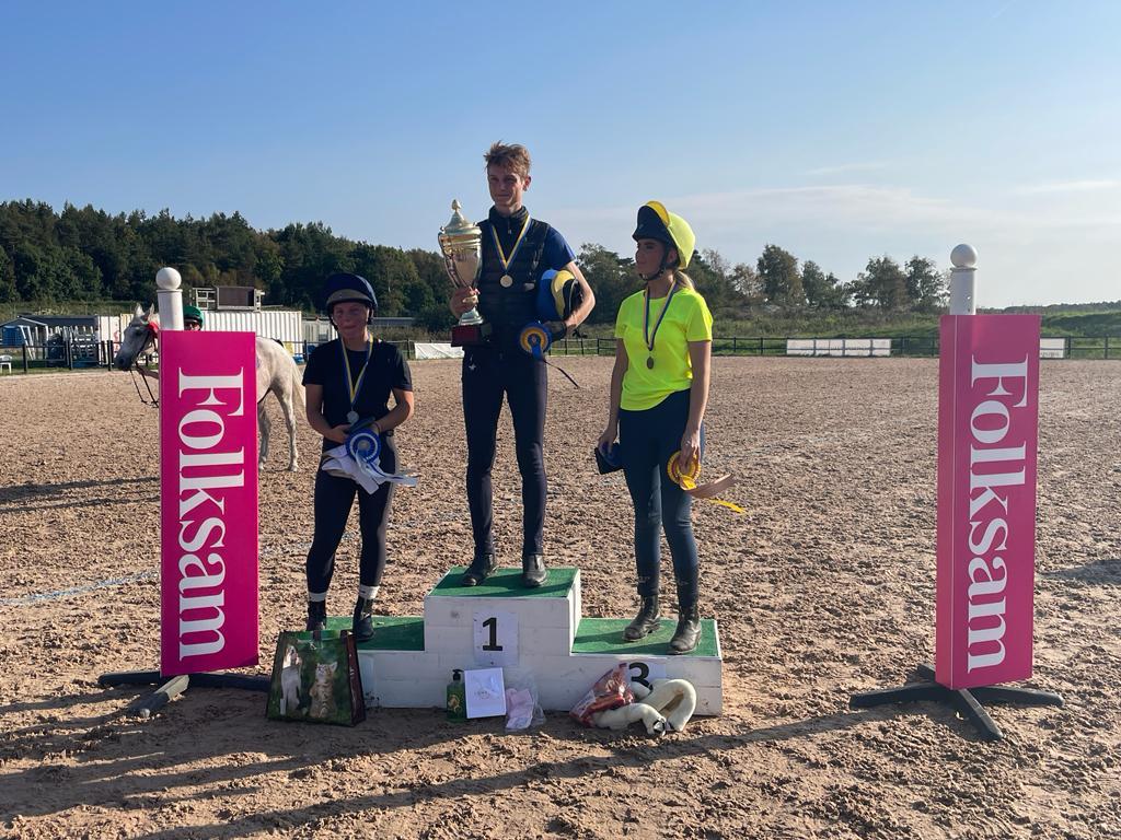 Medaljörerna i Folksam SM i Mounted games 2023: Ebba Ardbring, Erik Svenningsson och Isabella Hogart.