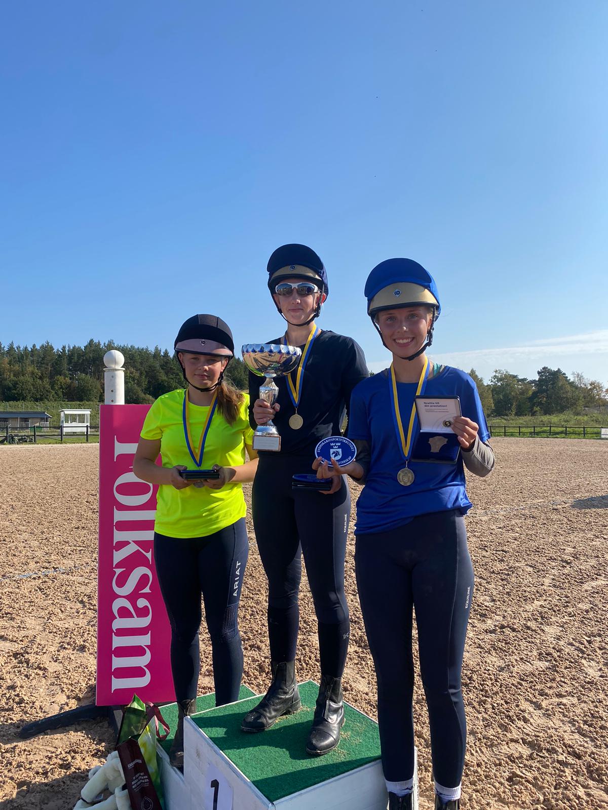 De tre medaljörerna i Folksam SM i Mounted Games 2023 U18; Hedvig Nygren, Ellen Eriksson och  Clara Stokholm. 