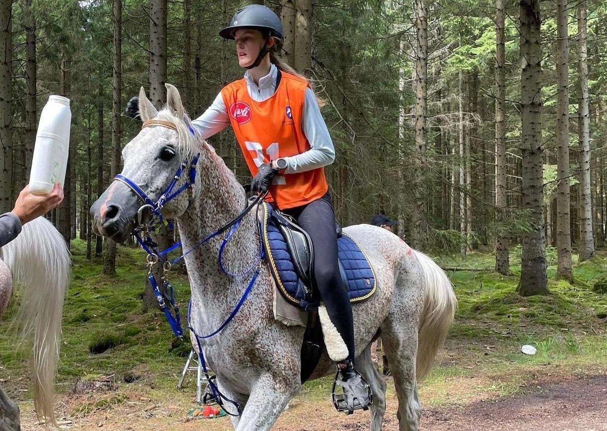 Kajsa Eriksson och Kingsleah Majid på väg att bärga NM-guld för young rider 2023.