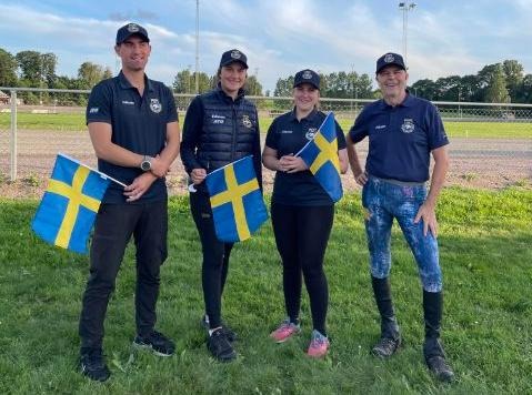 Det svenska laget med Timmy Compier, Anna Remmare, Sara Henriksson och Kjell Westerback vann NM i distansritt för seniorer 2023.