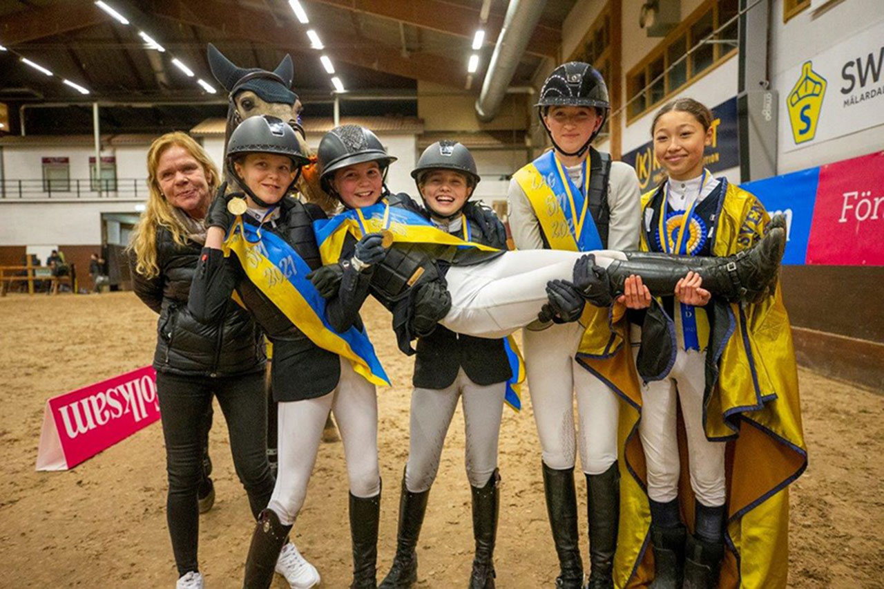 Föreningen Runsten Equestrian vann finalen i Folksam Ponnyallsvenska i hoppning 2021.