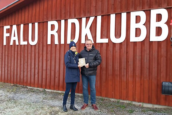 Svenska Ridsportförbundets generalsekreterare Annika Tjernström gratulerar Falu Ridklubbs ordförande Tomas Isaksson.