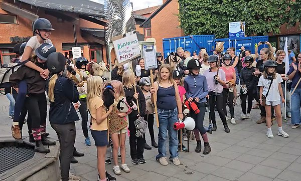 Samlad hästnäring i Ekerö kommun demonstrerar för rättvist stöd och bibehållna naturområden